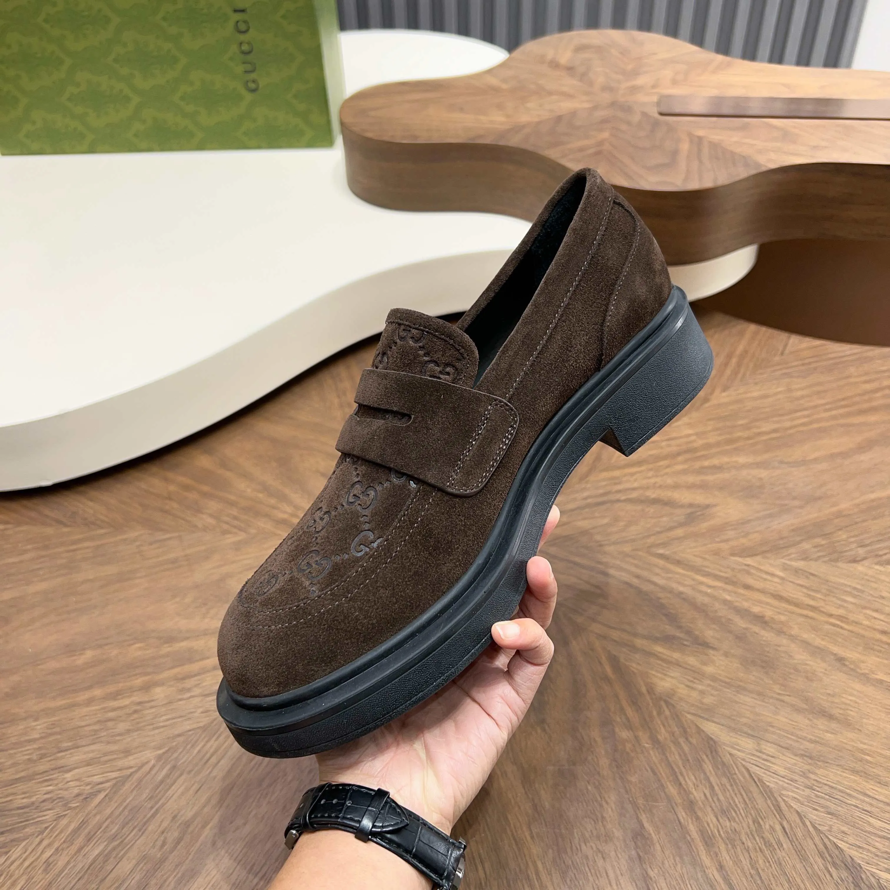 💰780 Gucci/Gucci new men’s lace-up shoes with GG details, matte cow leather derby shoes! The design of this men's lace-up shoe is rooted in the brand's heritage. Crafted from premium waxed cow leather, it is embellished with GG printed embossed suede leather details, a nod to Gucci's iconic monogram. The rubber sole decorated with GG pattern adds a touch of modern fashion to this design. Typical three-joint style design. European and American classic version, full calfskin lining. The overall upper texture is soft and the lining is comfortable and breathable. 2CM thickened soft rubber sole, easy to control. Versatile and stylish upper foot, multiple colors available to meet different matching needs, complete package! Size: 39-40-41-42-43-44 leather shoe size (38.45.46 can be customized)